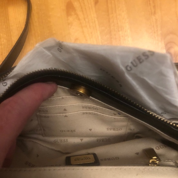 Guess Aria mini crossbody purse - Picture 4 of 6